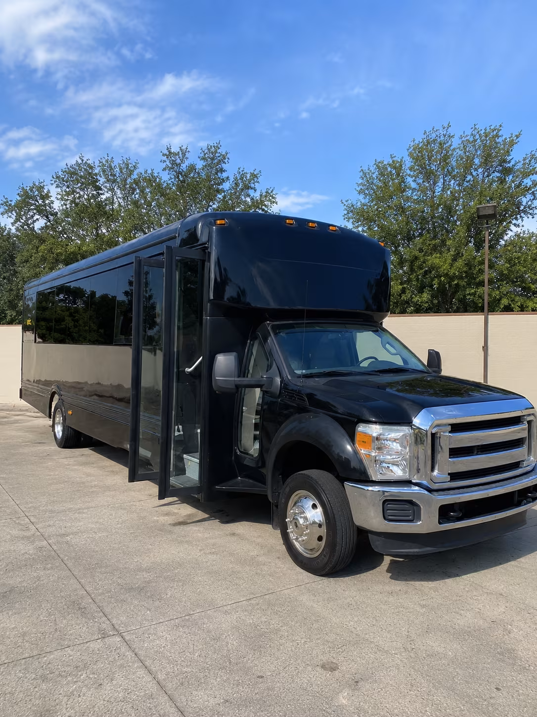 laredo 20 passenger party bus